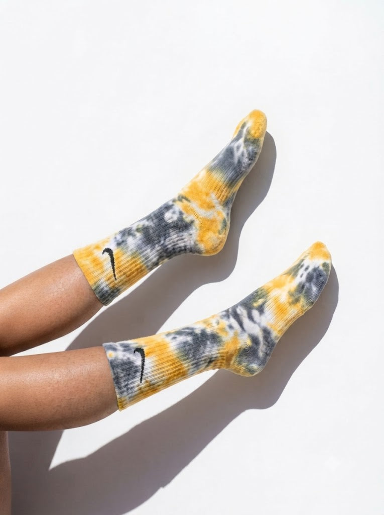 GRAY TIE DYE SOCKS