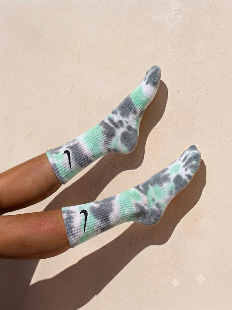 GRAY TIE DYE SOCKS